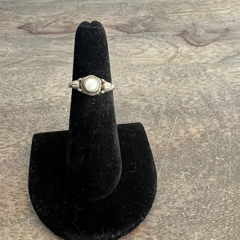 Vintage silver intricate ring with white stone (pearl?) - size 6.5